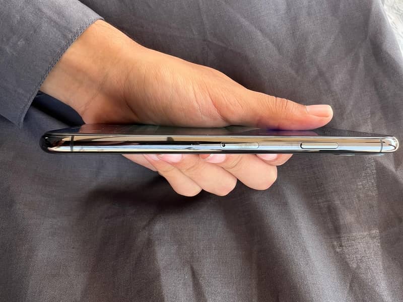Apple iPhone 11 Pro Max 4