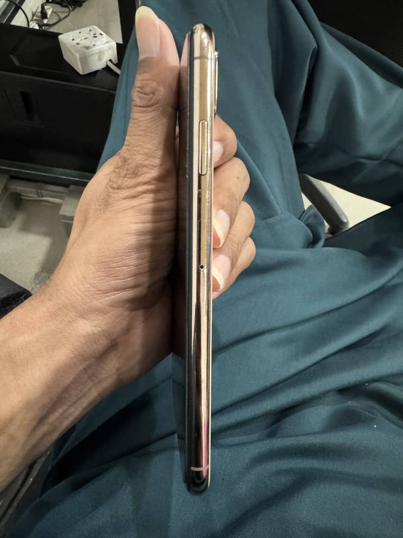 Apple iPhone XS Max 5