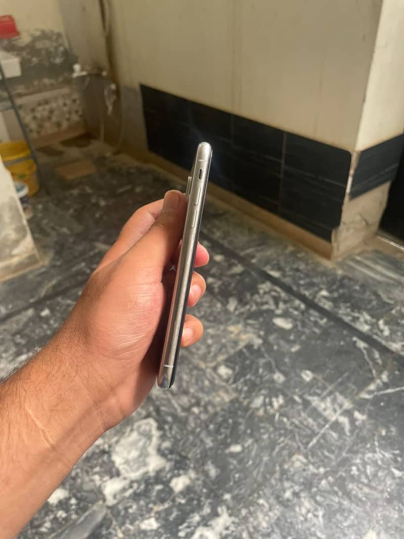 Apple iPhone X 4