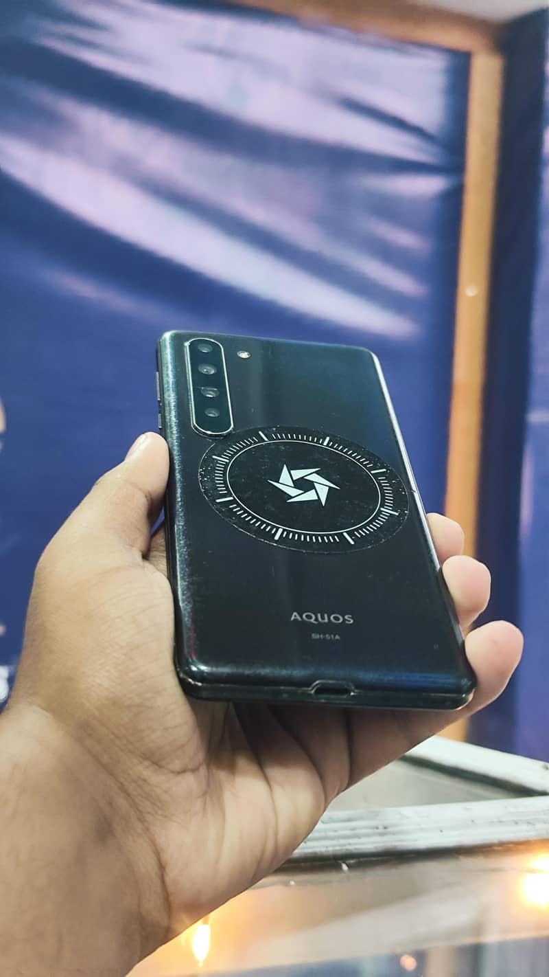 Sharp Aquos R5G 1