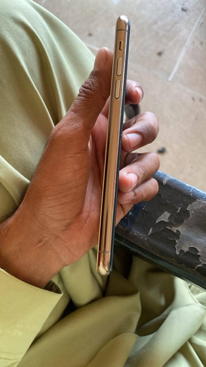 Apple iPhone 11 Pro Max 2
