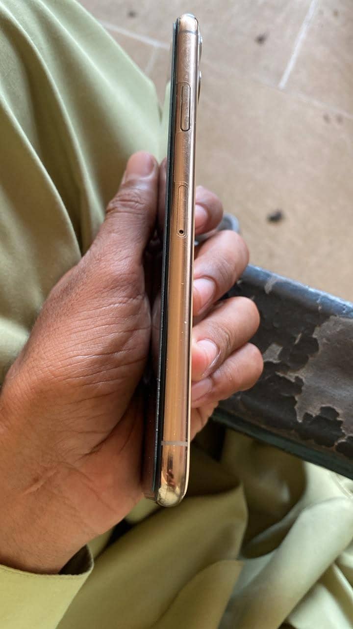 Apple iPhone 11 Pro Max 4
