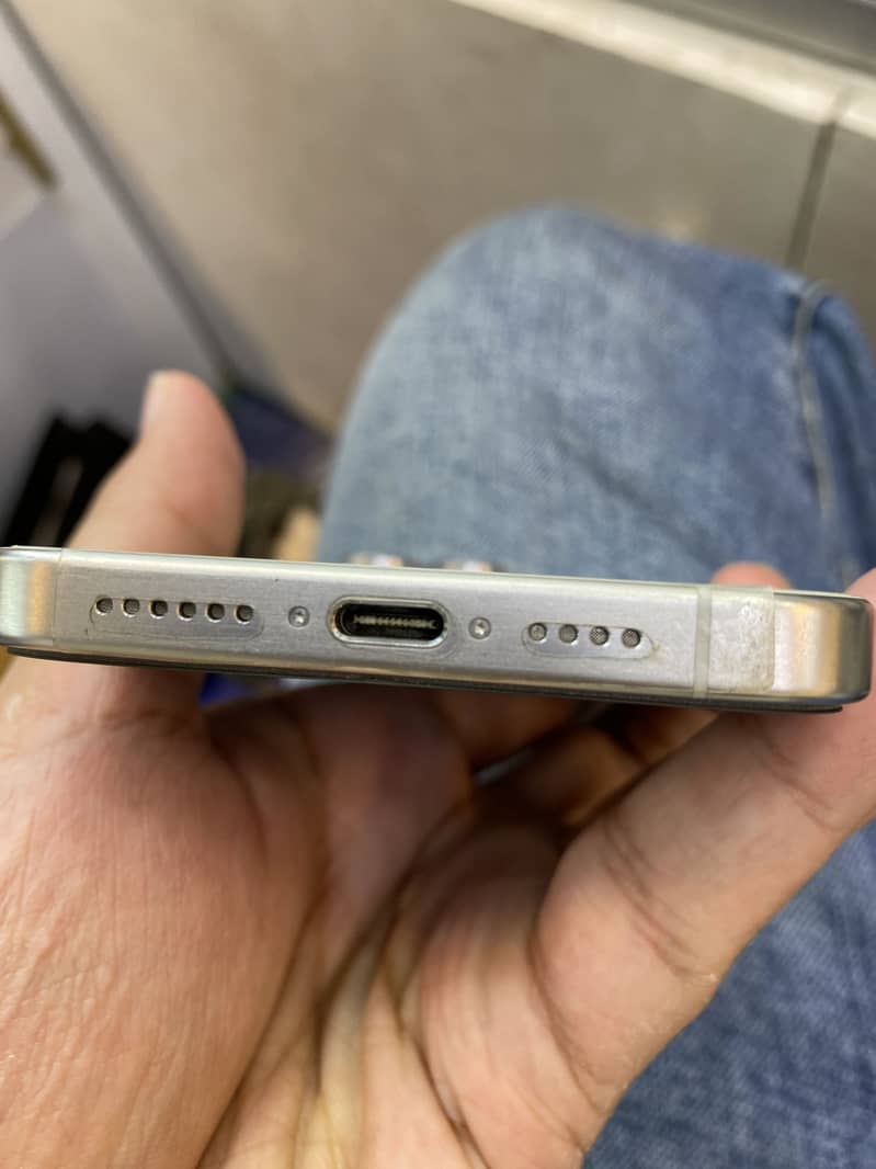 Apple iPhone 15 Pro Max 2