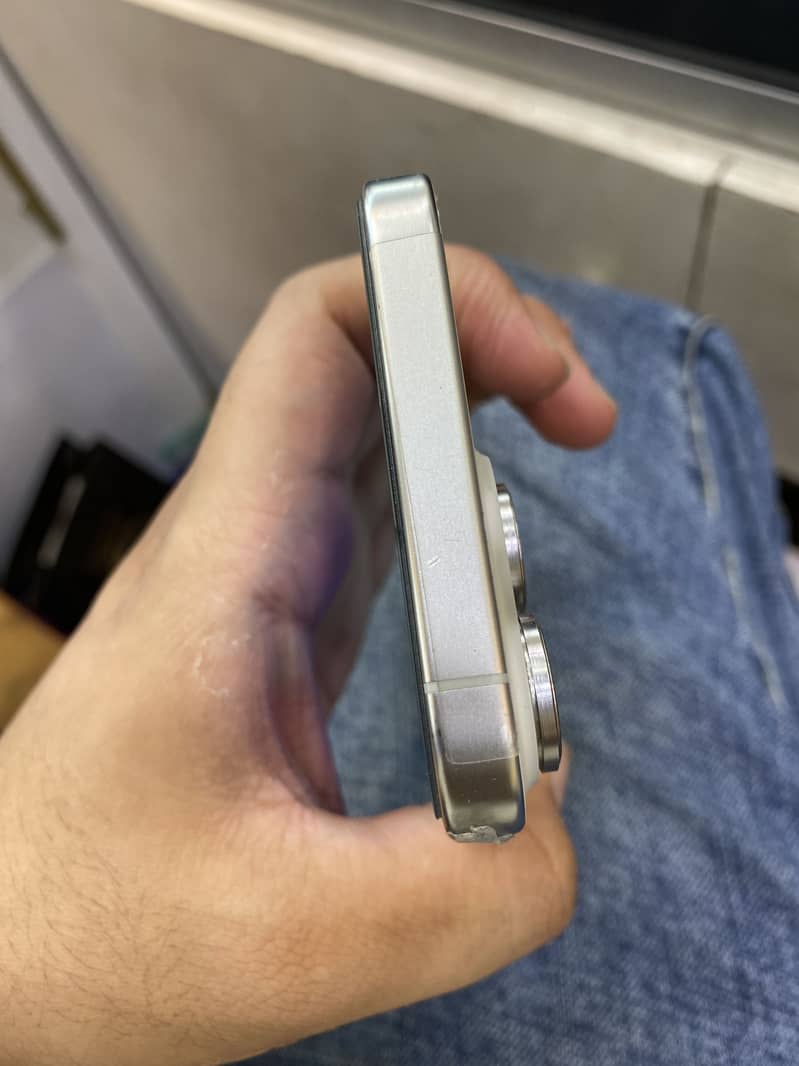 Apple iPhone 15 Pro Max 4