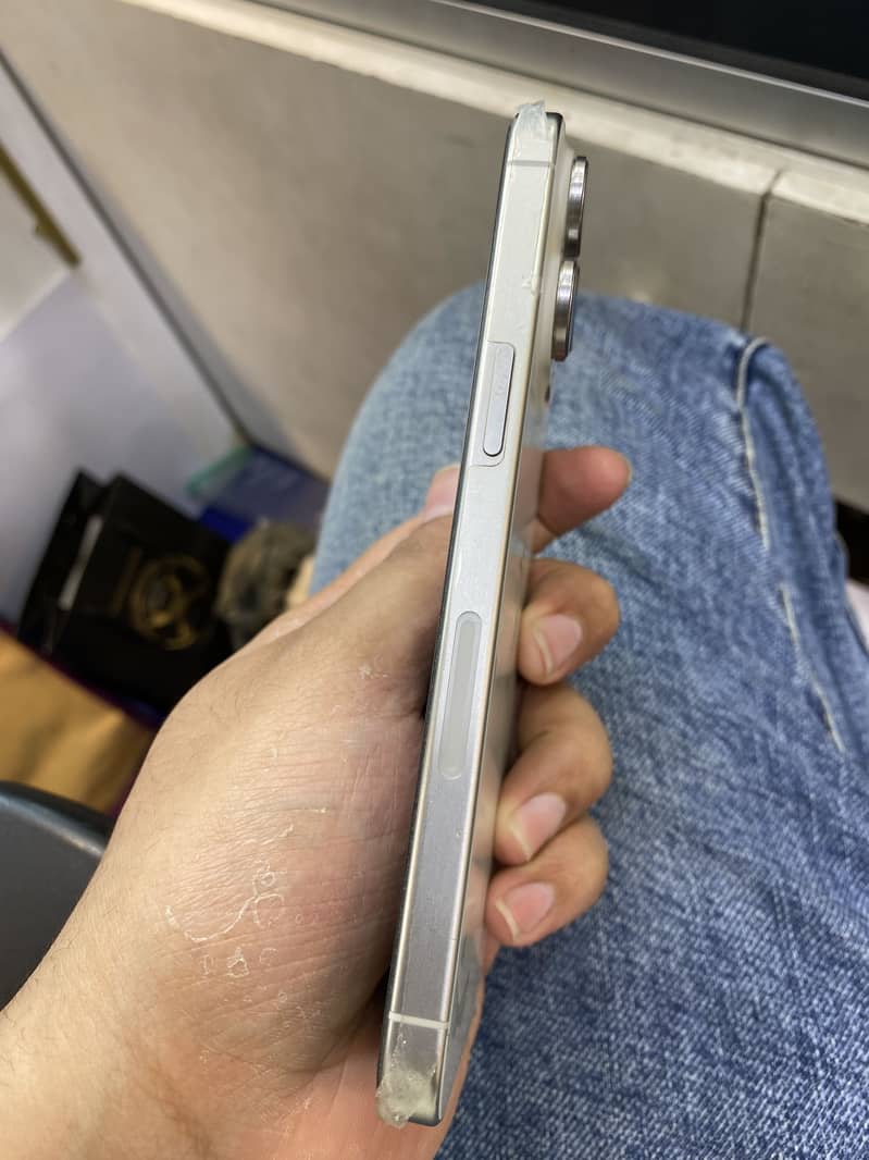 Apple iPhone 15 Pro Max 5