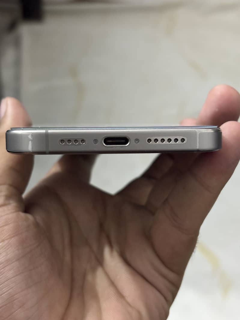 Apple iPhone 15 Pro Max 2