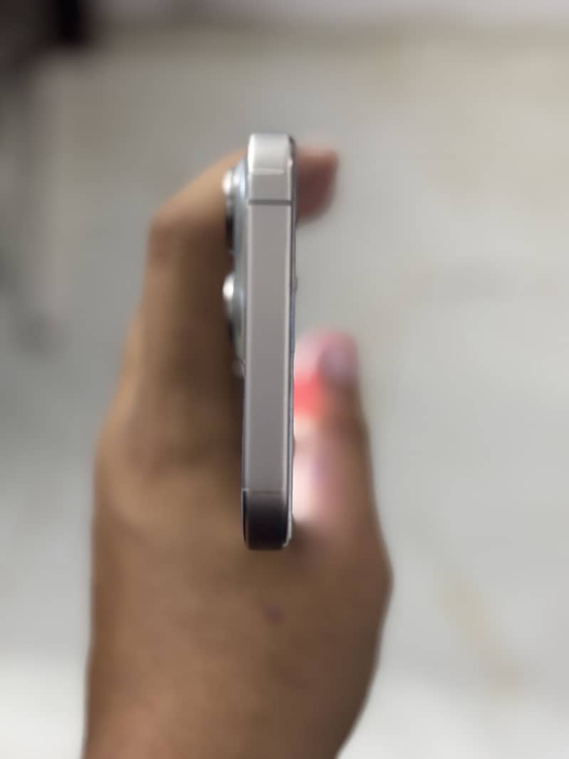 Apple iPhone 15 Pro Max 4