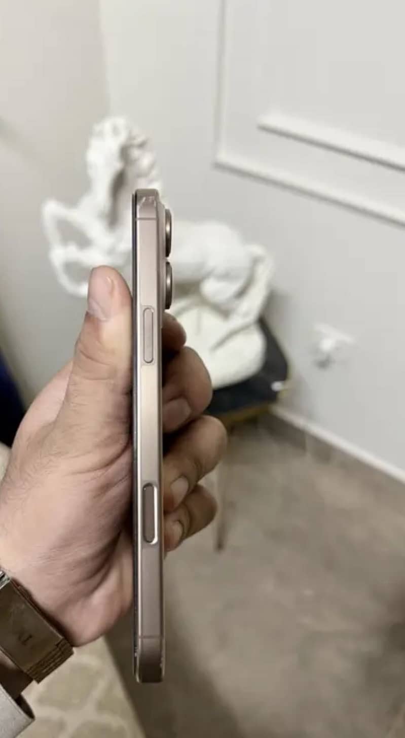 Apple iPhone 16 Pro Max 4