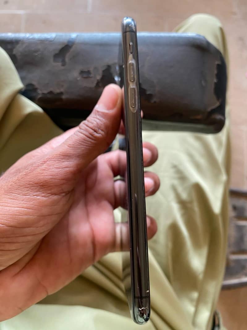 Apple iPhone 11 Pro Max 4