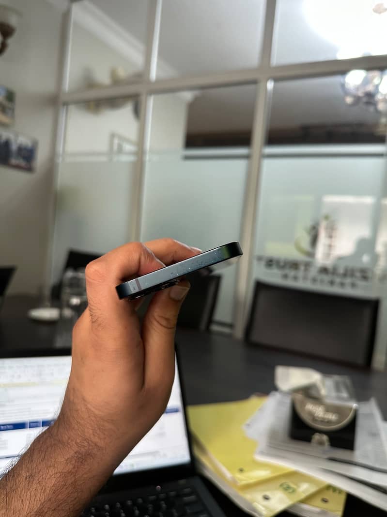 Apple iPhone 13 2