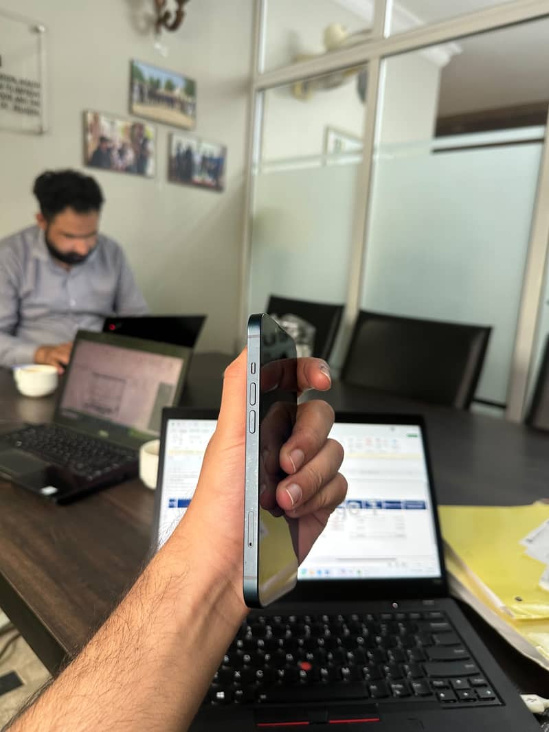 Apple iPhone 13 6
