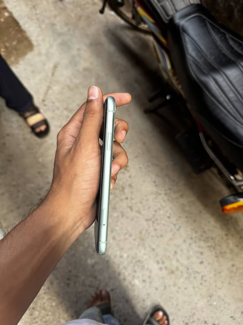 Apple iPhone 11 3