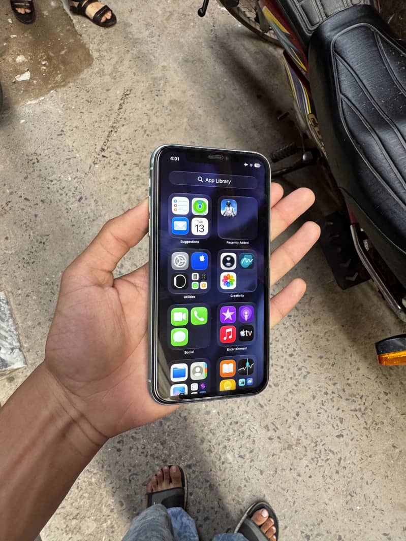 Apple iPhone 11 4