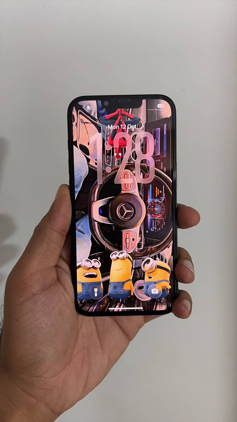Apple iPhone 16e 4