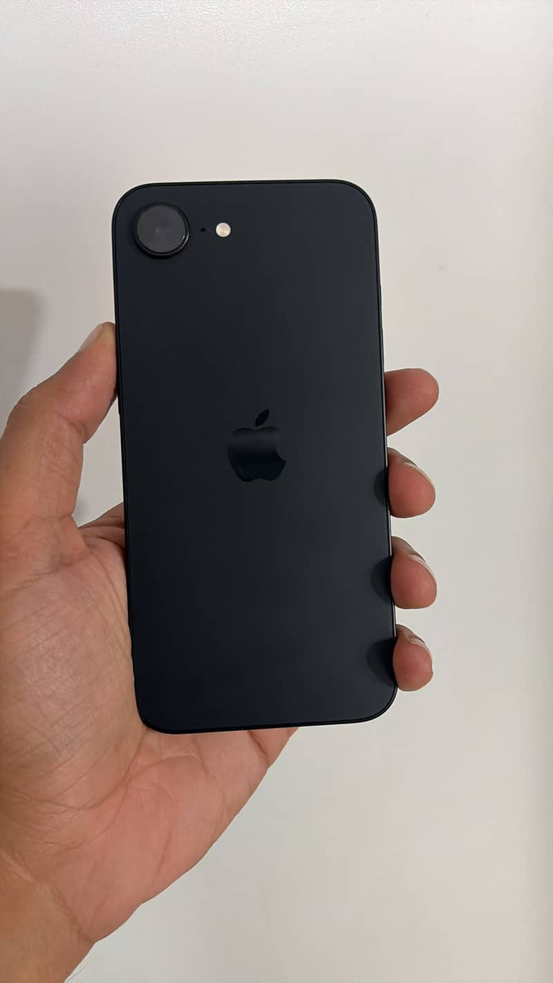 Apple iPhone 16e 6