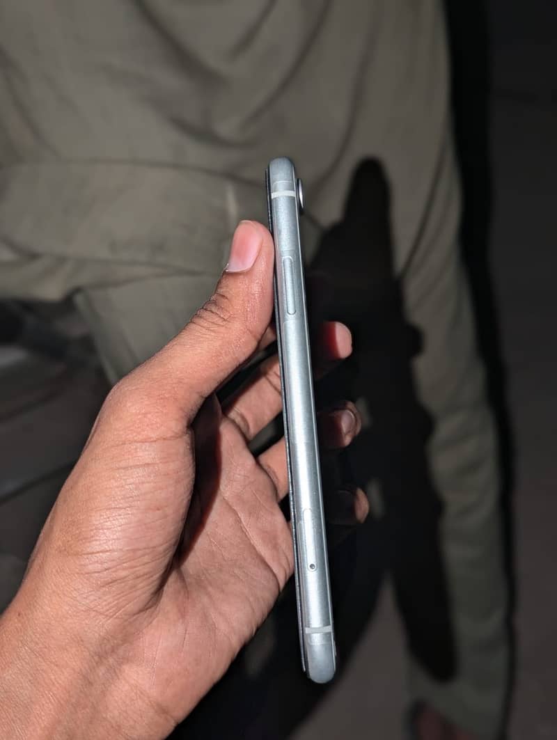 Apple iPhone XR 1