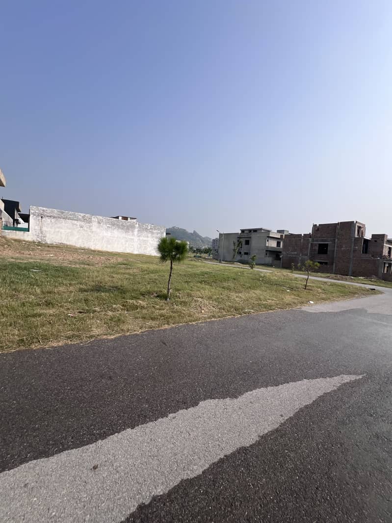 35x70 Corner Plot for Sale in FMC B-17 | Solid Plot | Open NDC 1