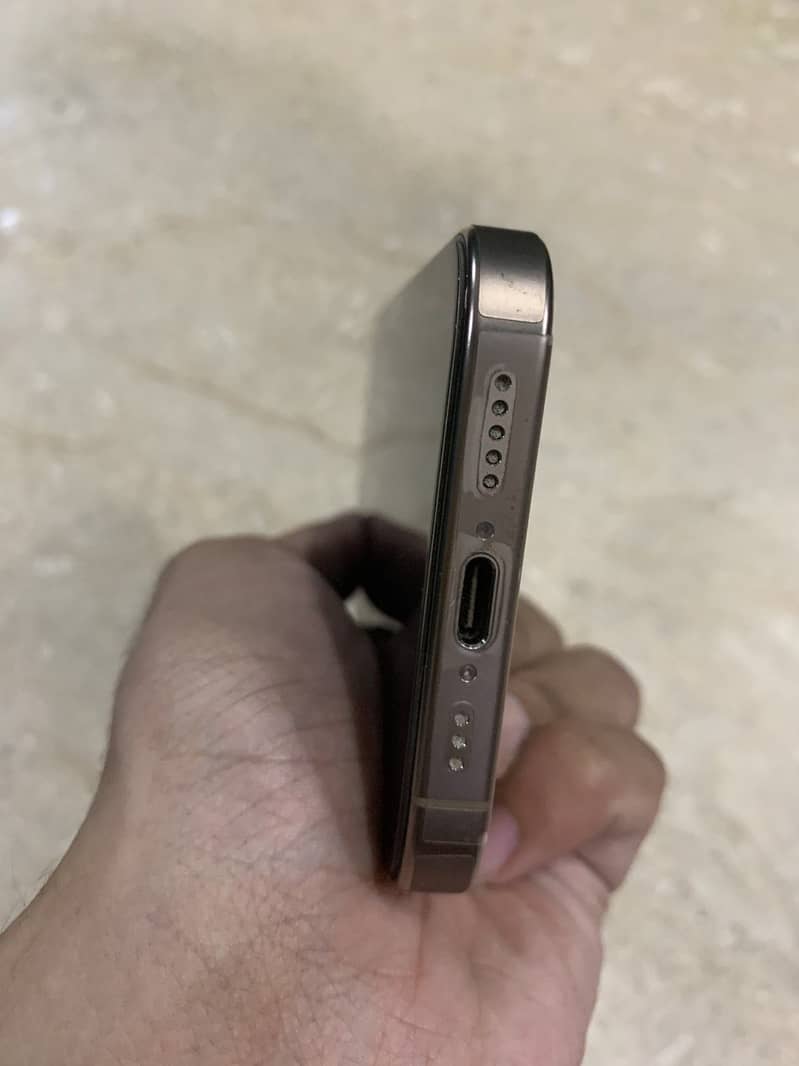 Apple iPhone 16 Pro 1