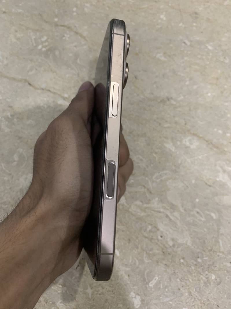 Apple iPhone 16 Pro 2
