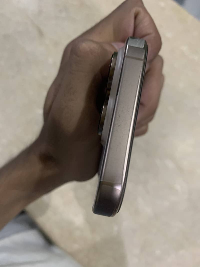 Apple iPhone 16 Pro 3