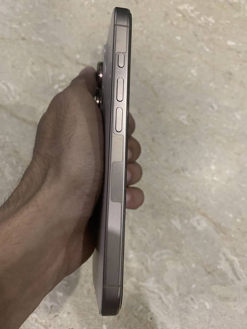 Apple iPhone 16 Pro 4