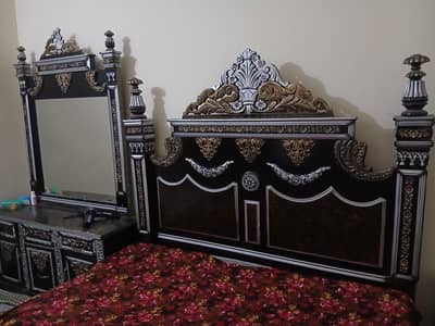 Bed, 2 Side Tables & Dressing