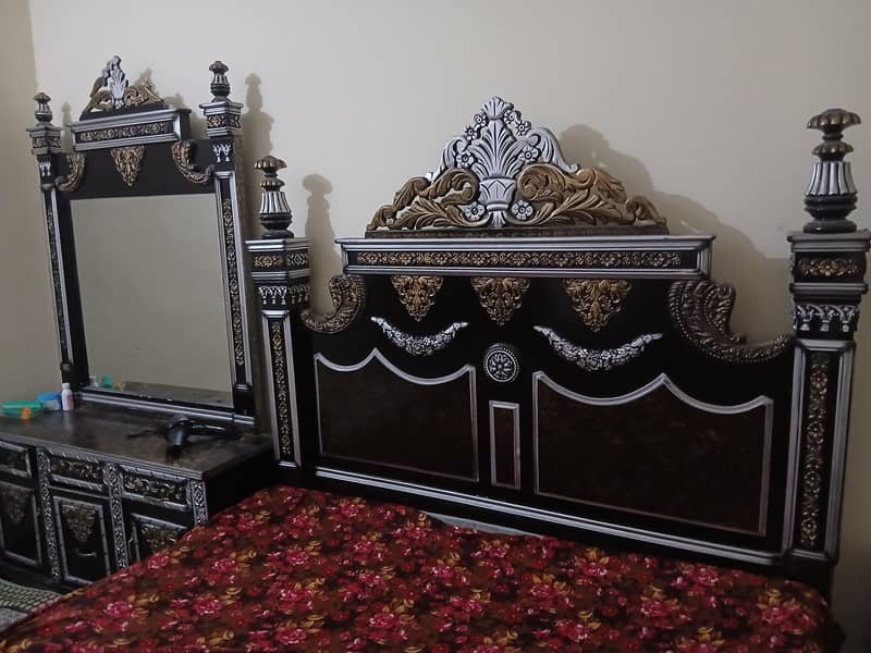 Bed, 2 Side Tables & Dressing 0