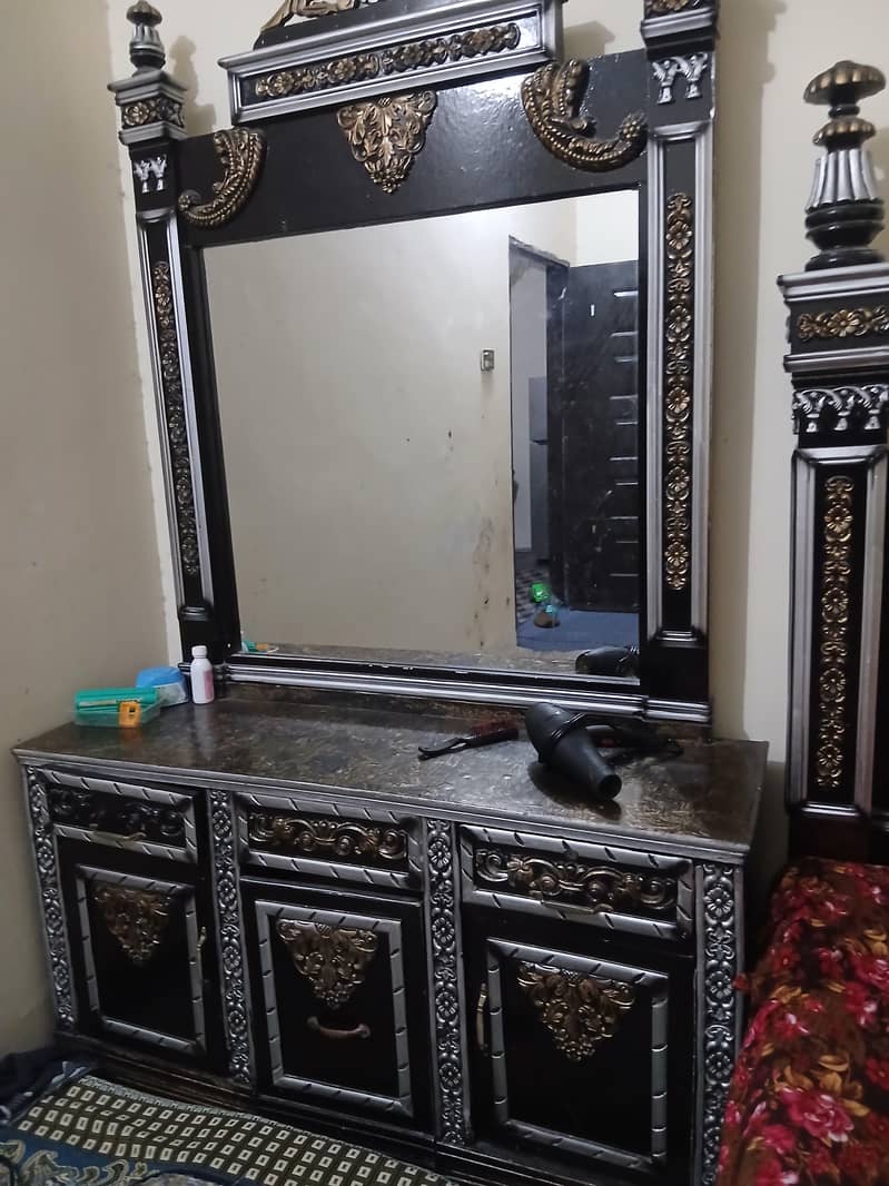 Bed, 2 Side Tables & Dressing 4