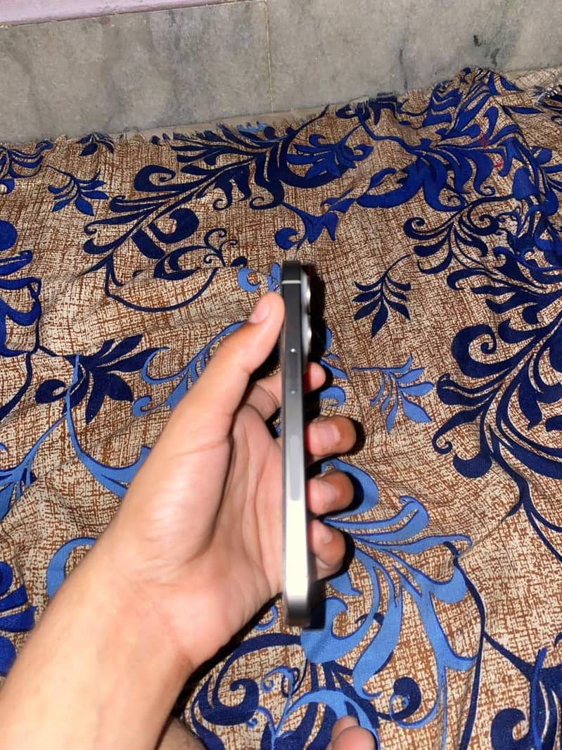 Apple iPhone 15 Pro 3