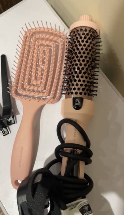 Wavytalk Hair Styling Brush for Sale 20k The price is negotiable