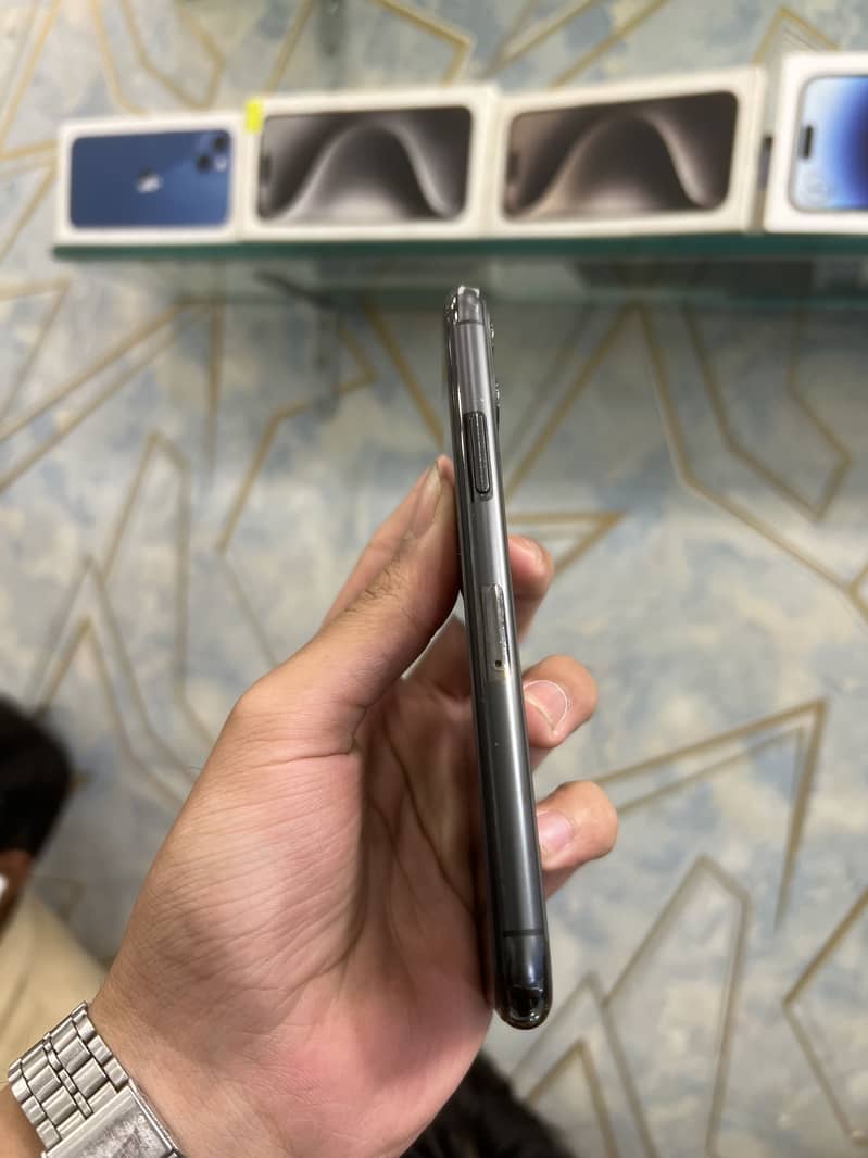 Apple iPhone 11 Pro 4