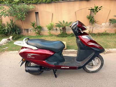 United Scooty 100 CC petrol 6500 km driven only like new scooty