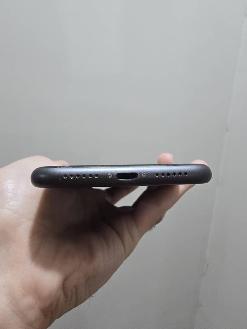 Apple iPhone 11 4
