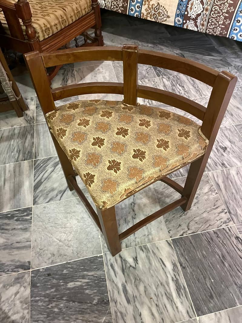 round dining table 4 seater 3