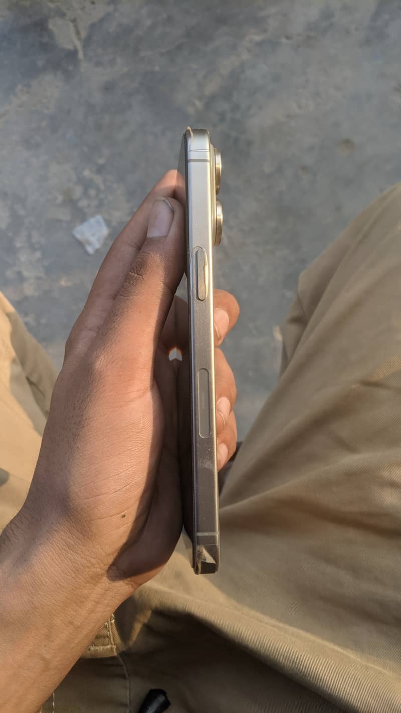 Apple iPhone 15 Pro Max 3