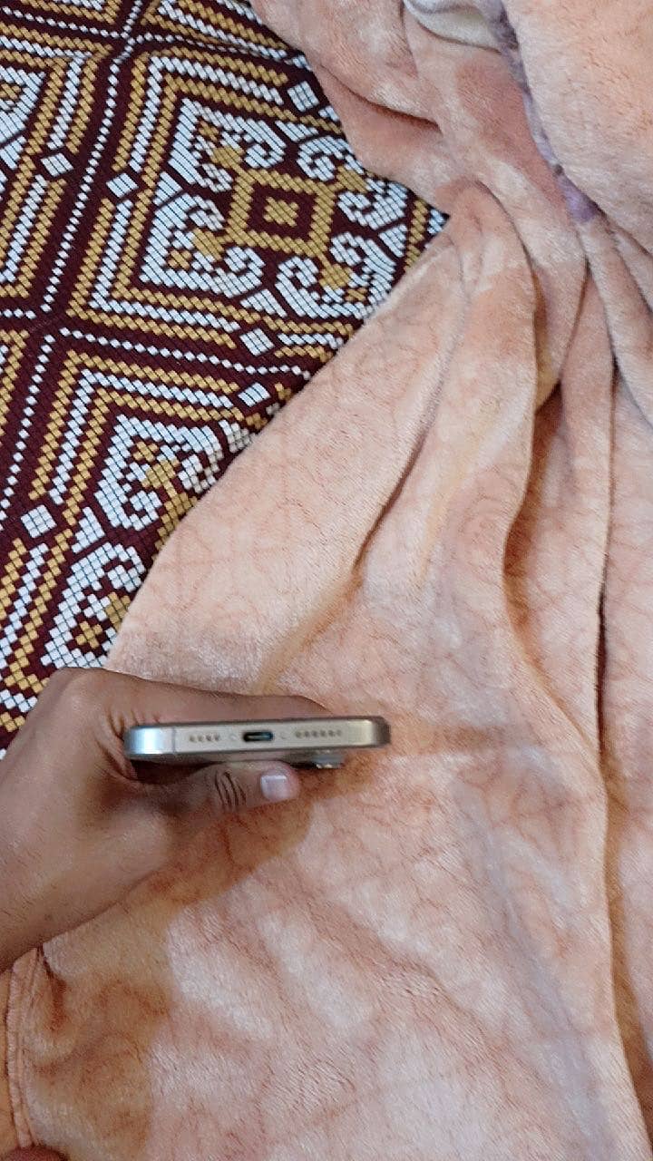 Apple iPhone 15 Pro Max 2