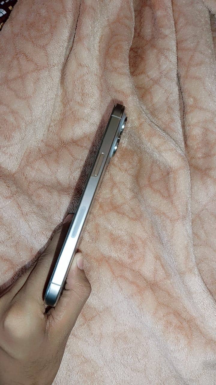 Apple iPhone 15 Pro Max 4