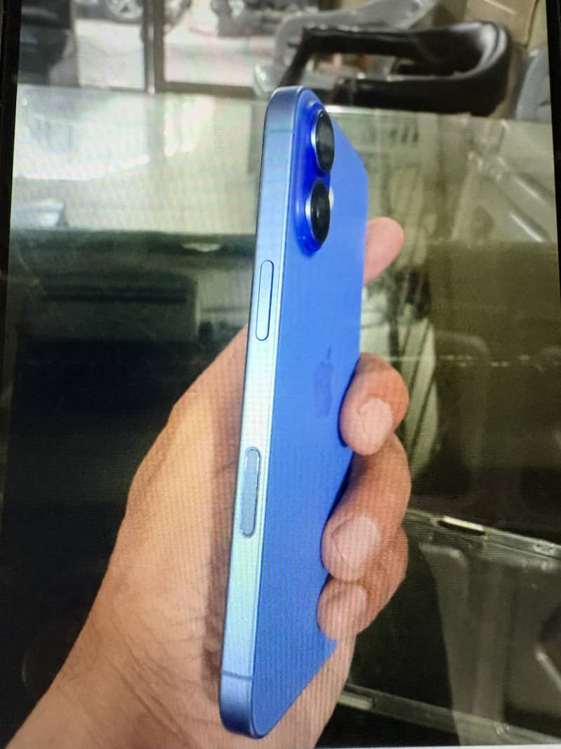 Apple iPhone 16 3