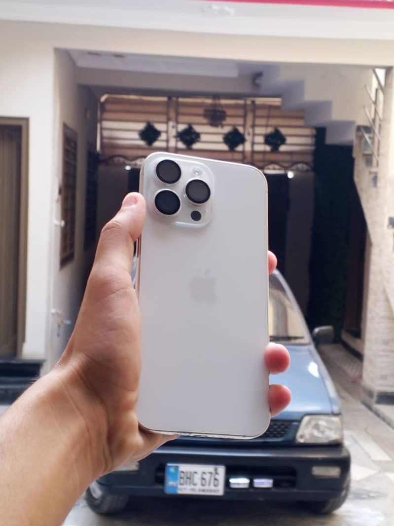 Apple iPhone 15 Pro Max 3