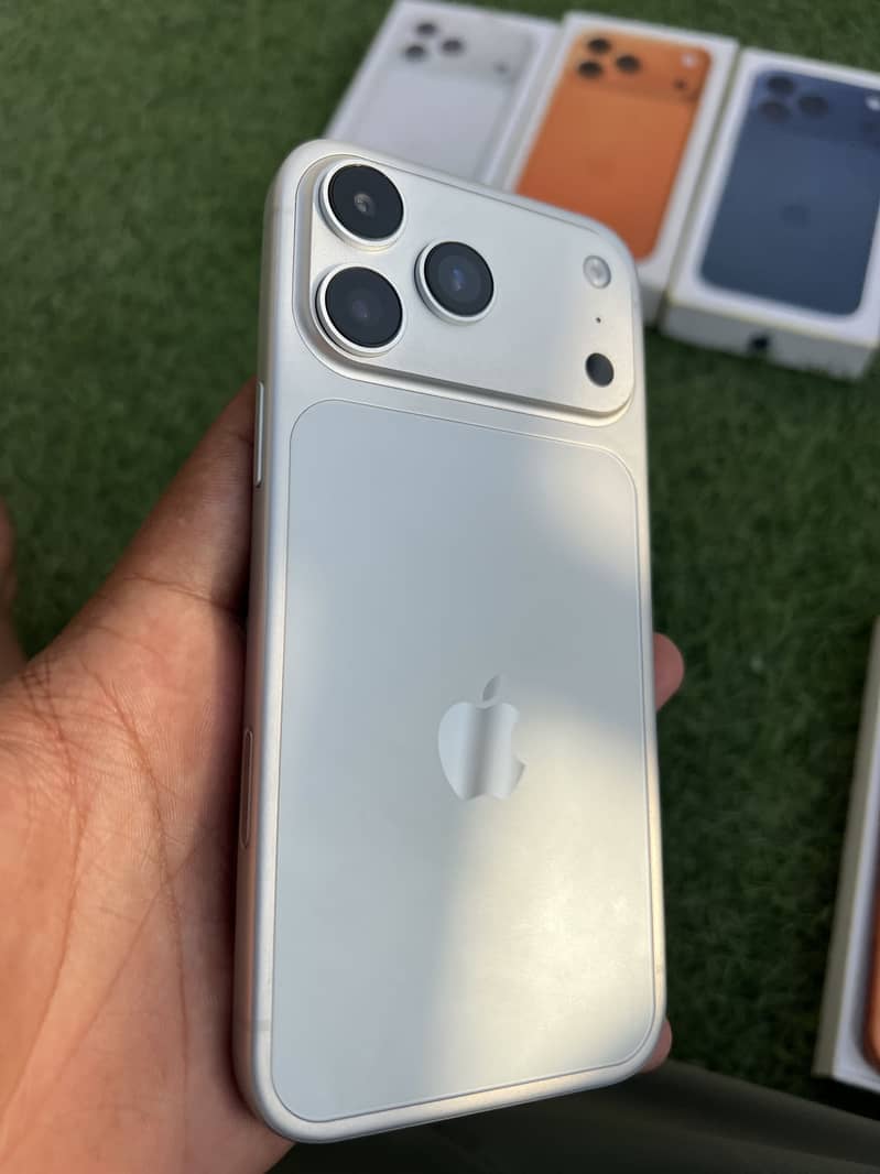 Apple iPhone 17 Pro Max 4