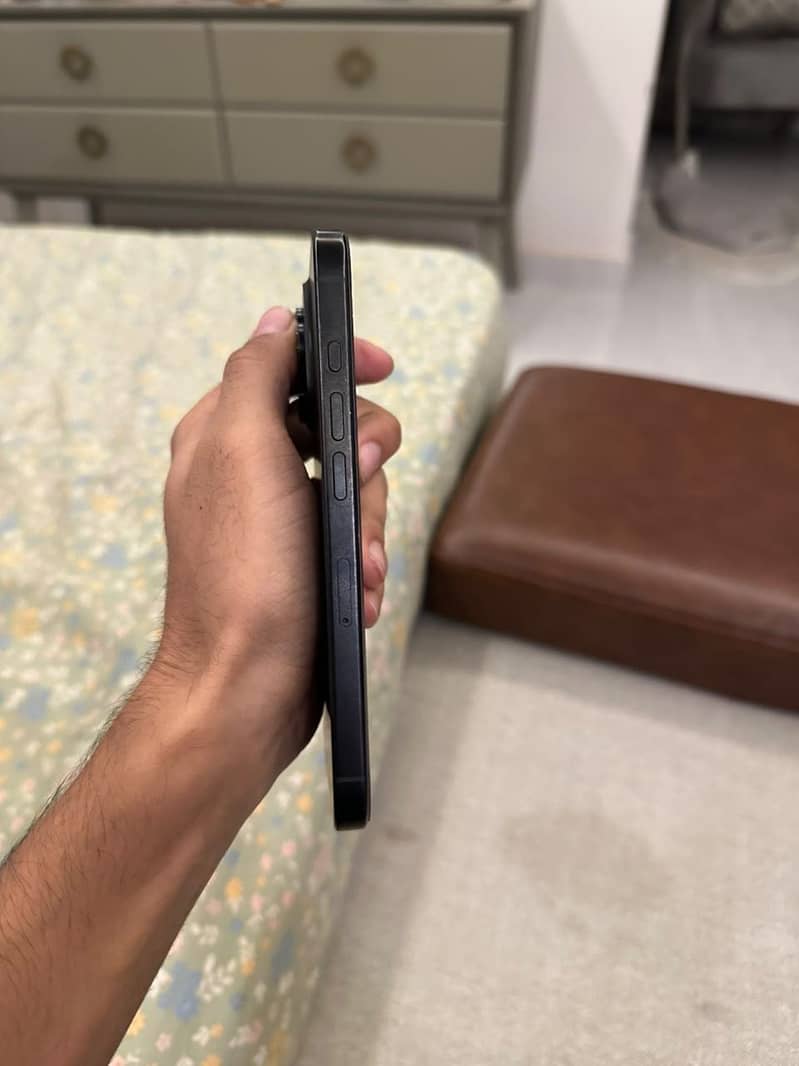 Apple iPhone 16 Pro 2