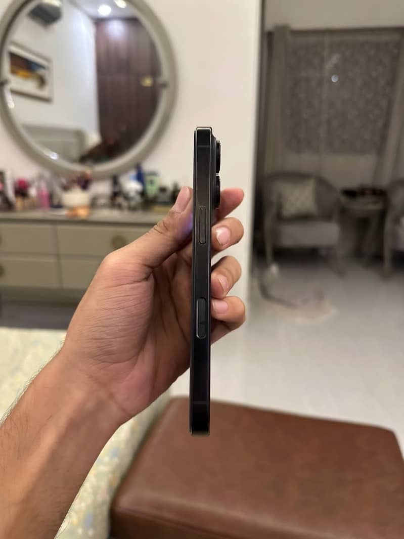 Apple iPhone 16 Pro 3