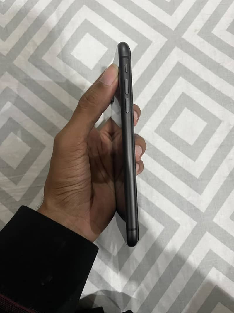 Apple iPhone 11 3