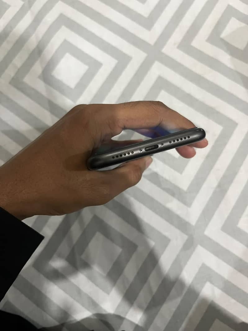 Apple iPhone 11 4