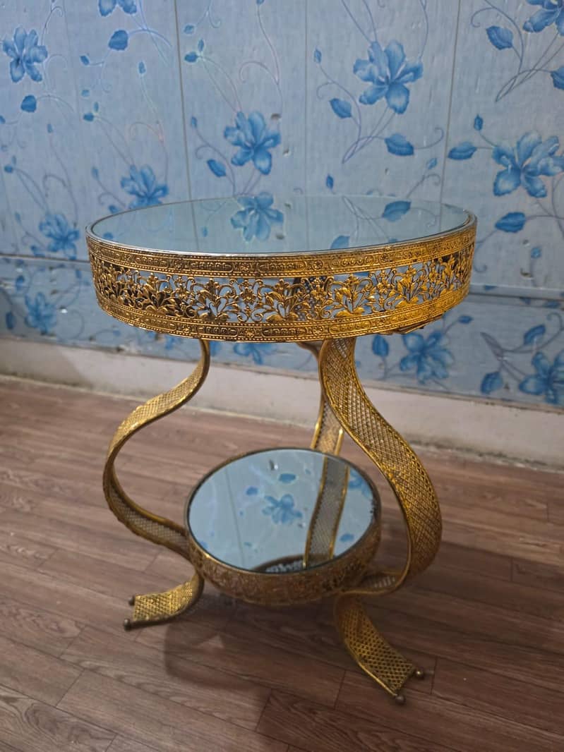 Golden round table 0