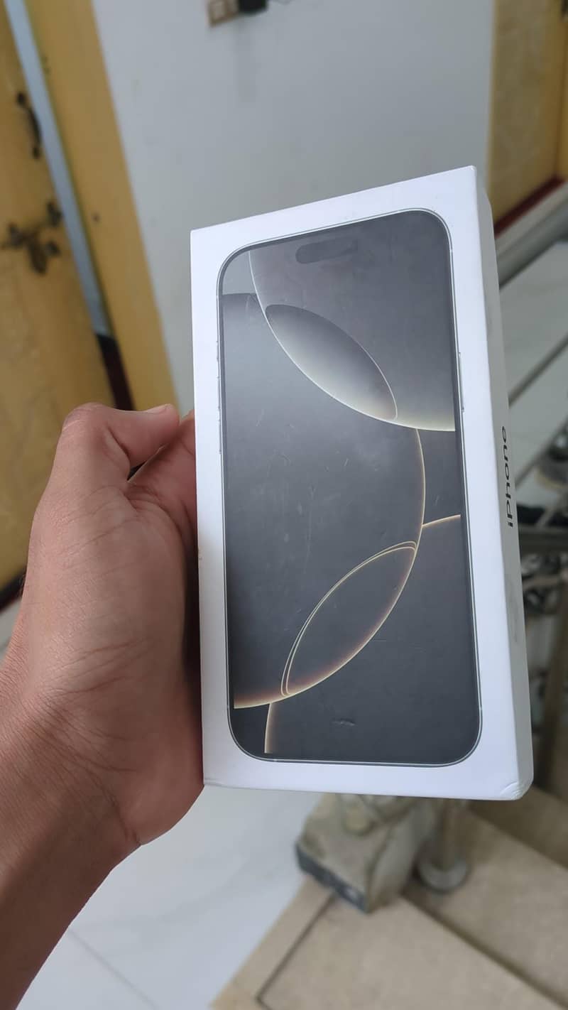 Apple iPhone 16 Pro Max 0