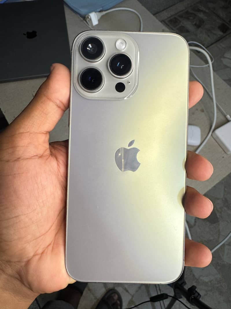 Apple iPhone 16 Pro Max 4