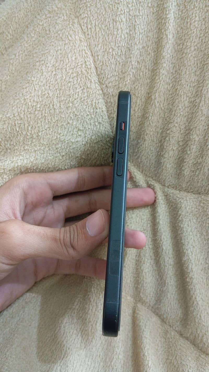 Apple iPhone 15 4