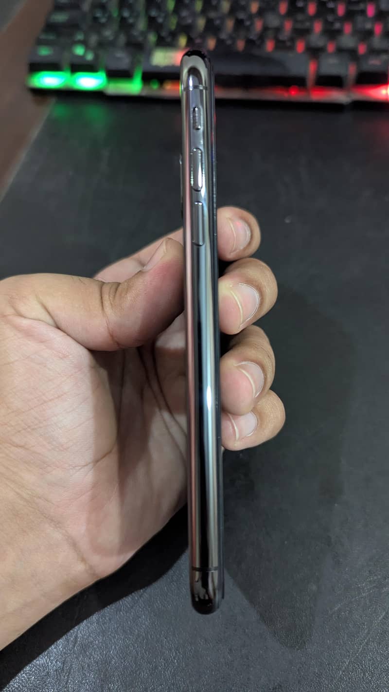 Apple iPhone XS 6