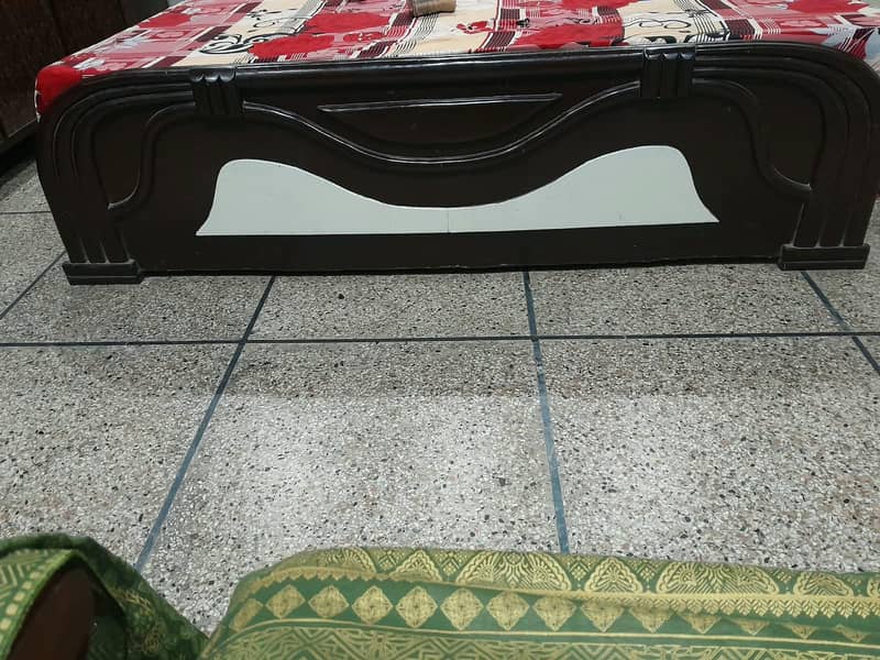 This is a double bed and a dressing table. 0